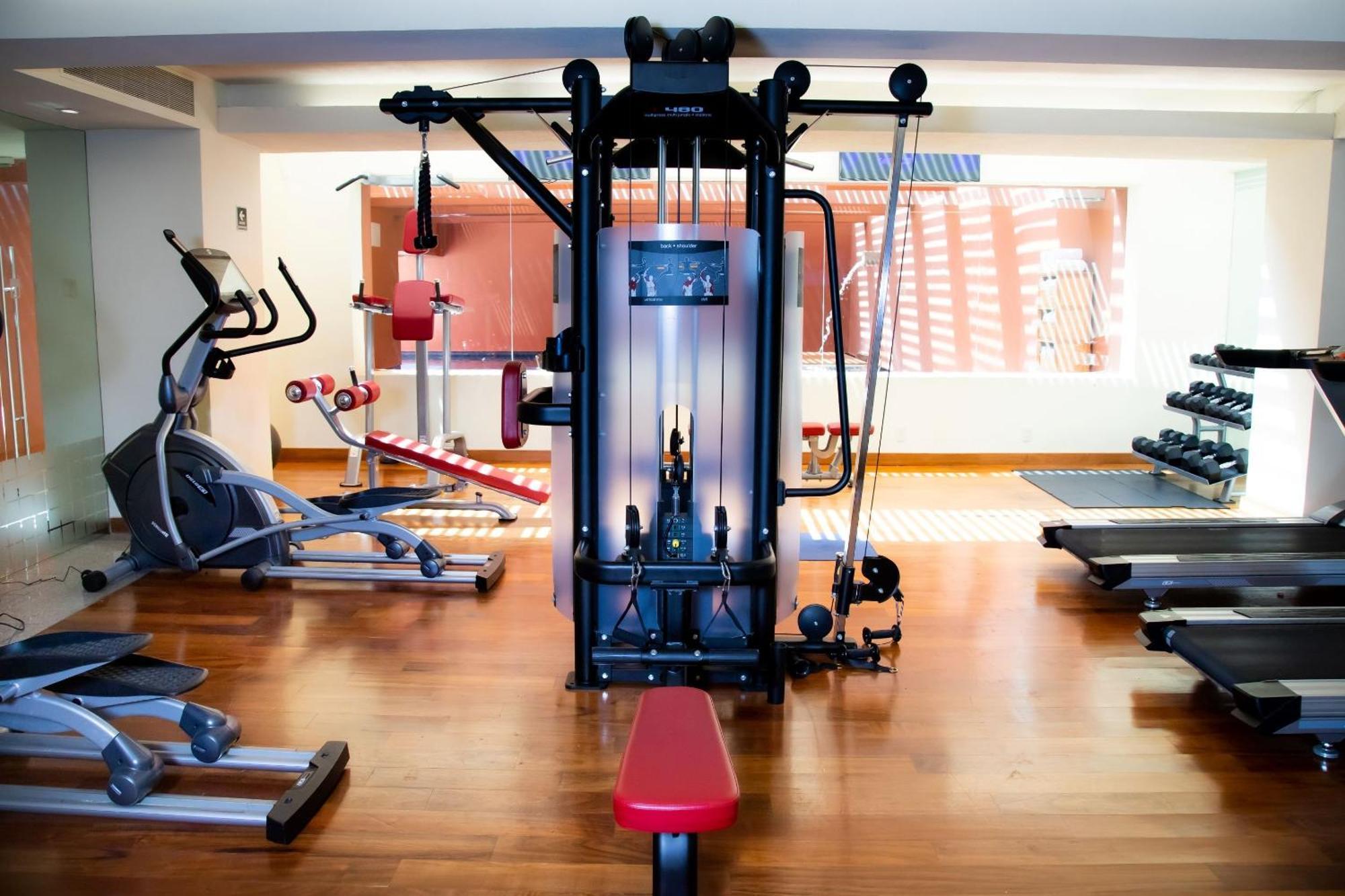 Camino Real Monterrey Hotel San Pedro Garza Garcia Exterior photo A typical gym